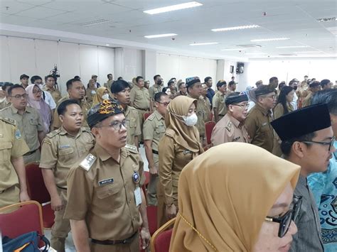 PNS sedang melakukan tugas khusus